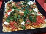 Una foto de pizza con pollo bbq
