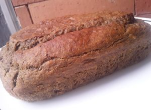 Una foto de Pan de plátano🍌/banano con melao🍯 de panela, papelón o piloncillo, sin huevos ni leche...🤔🤨😊