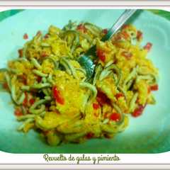 Una foto de Revuelto de gulas y pimiento