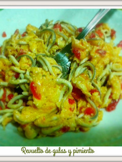 Una foto de Revuelto de gulas y pimiento