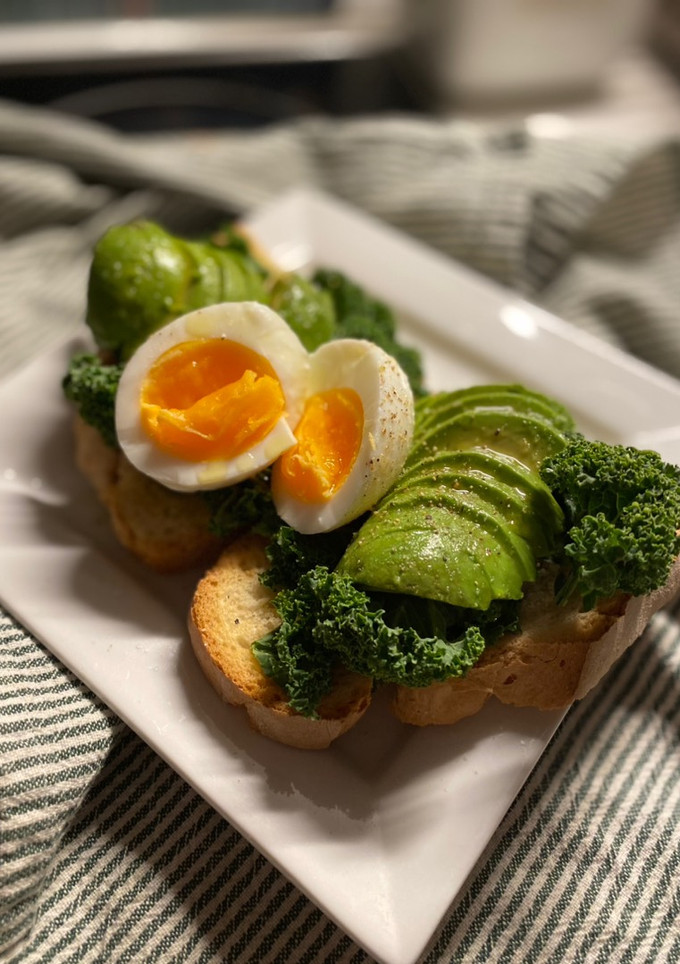 Una foto de Tostada con kale para el desayuno
