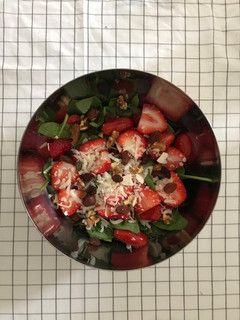 Una foto de Ensalada de espinaca (con fruta y frutos secos)
