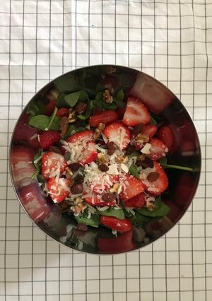 Una foto de Ensalada de espinaca (con fruta y frutos secos)
