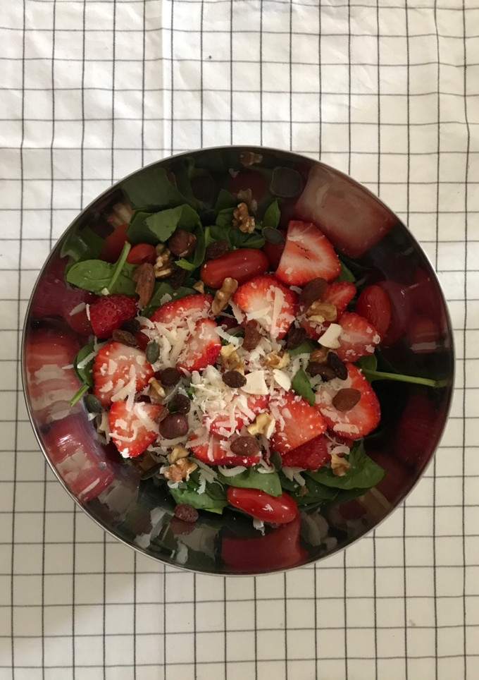 Una foto de Ensalada de espinaca (con fruta y frutos secos)