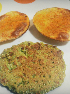 Una foto de Hamburguesas de atún con verduras y quinoa