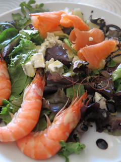 Una foto de Ensalada fresca de langostinos y roquefort