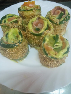 Una foto de Rollitos de calabacín con salmón