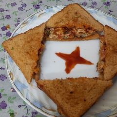 Schezwan chutney brown Bread 🍞 tomato 🍅 onion omellete A picture of Schezwan chutney brown Bread 🍞 tomato 🍅 onion omellete.