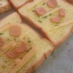 A picture of Roti sosis beraroma bawang siap sekejap.