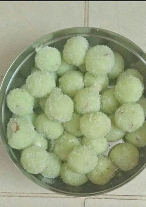 ટોપરા ના લાડુ (Topra Ladoo Recipe In Gujarati) રેસીપી મુખ્ય ફોટો
