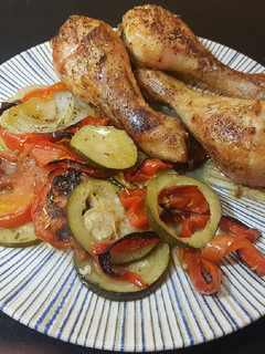 Una foto de Pollo al horno con verduras