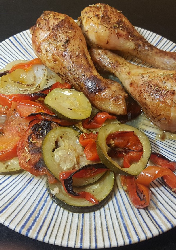 Una foto de Pollo al horno con verduras