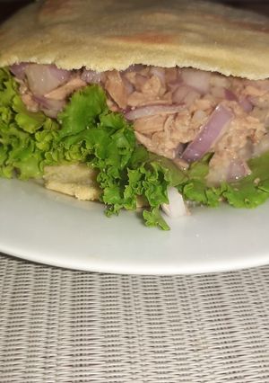 Una foto de Pan de harina de maíz con atún(tipo Arepa)