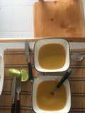 Sopa de guineo con pechuga apanada y ensalada