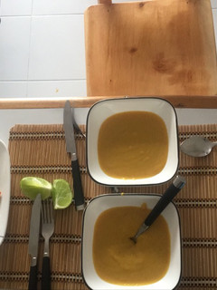 Una foto de Sopa de guineo con pechuga apanada y ensalada