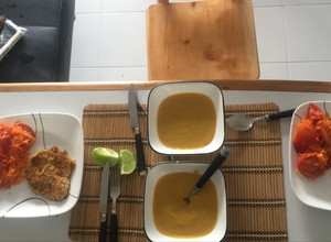 Una foto de Sopa de guineo con pechuga apanada y ensalada