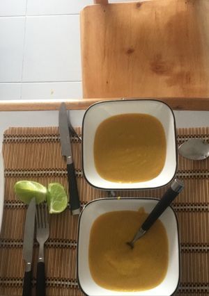 Una foto de Sopa de guineo con pechuga apanada y ensalada