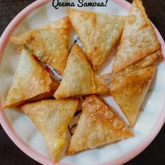 A picture of Qeema Samosa!.