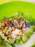 Cuenquito relleno con mix fiambres y verduras con guisantes