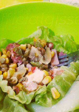 Una foto de Cuenquito relleno con mix fiambres y verduras con guisantes
