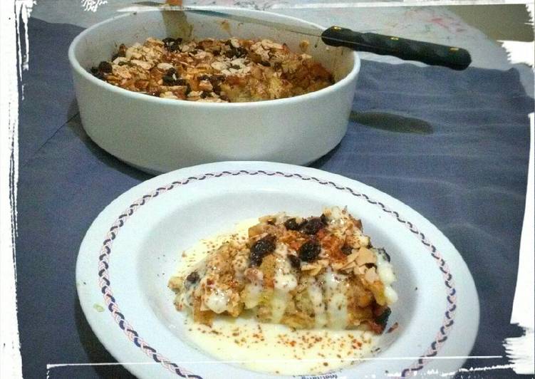 Apple bread puding with vanila sauce.