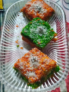 तिरंगी मखाना नारियल बर्फी (Tirangi makhana nariyal barfi recipe in Hindi) रेसिपी मुख्य फोटो