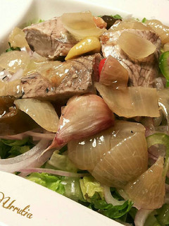 Una foto de Ensalada mixta de bonito, en escabeche picante