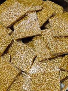 તલની ચીકી (Til Chikki Recipe in Gujarati) રેસીપી મુખ્ય ફોટો
