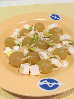 Una foto de Uvas blancas, queso fresco tradicional y frutos secos para el desayuno