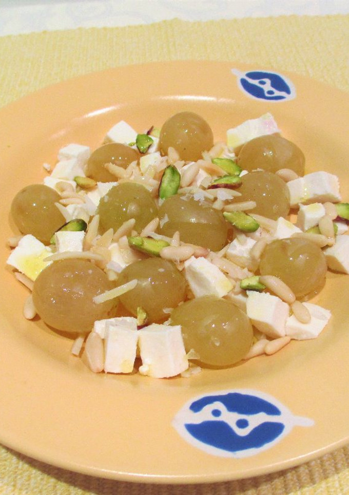 Una foto de Uvas blancas, queso fresco tradicional y frutos secos para el desayuno