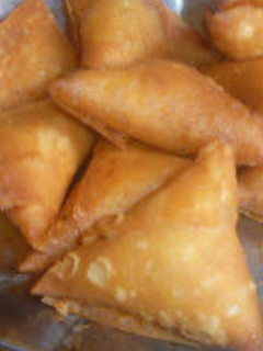 பெரிய வெங்காயம் உருளைக்கிழங்கு சமோசா(onion potato samosa recipe in tamil) செய்முறை முக்கிய புகைப்படம்