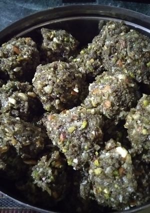 दाना मेथि के लड्डू(Dana methi ke laddu recipe in Hindi) रेसिपी मुख्य फोटो