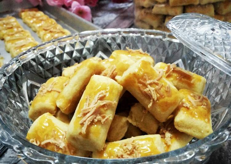 Langkah Mudah untuk Menyiapkan Eggless Kaastengels (Kue Keju Tanpa Telur), Enak