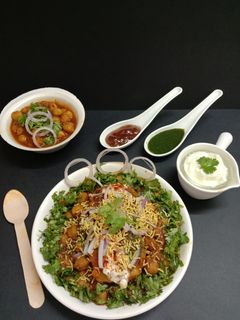 चटपटे छोले टिक्की चाट (Chatpate chole tikki chaat recipe in hindi) रेसिपी मुख्य फोटो