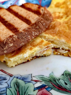 Una foto de Omelette de jamón del país y queso