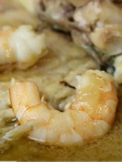 Una foto de Lubina en salsa con langostinos