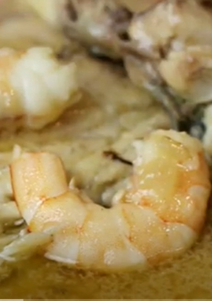 Una foto de Lubina en salsa con langostinos
