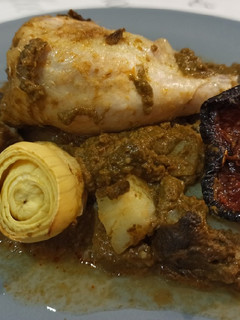 Una foto de Muslitos de pollo en salsa cremosa de acelgas 🍗🥣🥬