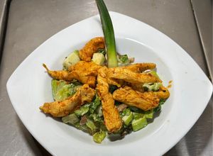 Una foto de Pollo marinado y cocido con jugo de toronja y chile chipotle