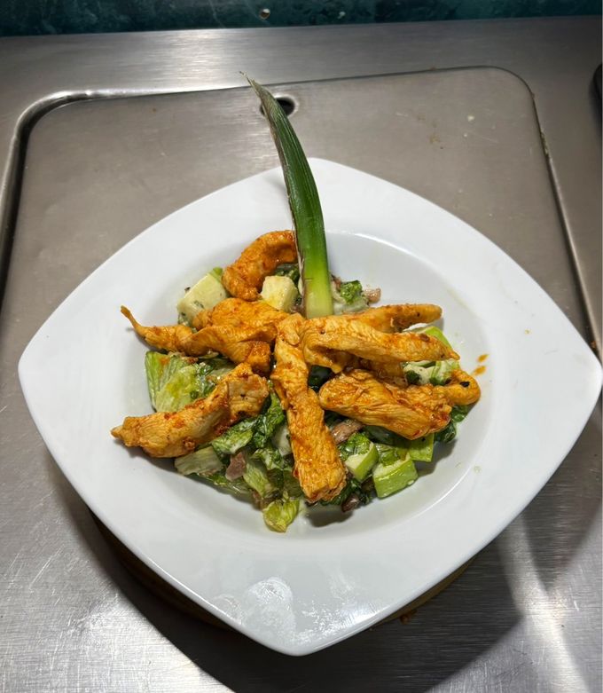 Una foto de Pollo marinado y cocido con jugo de toronja y chile chipotle