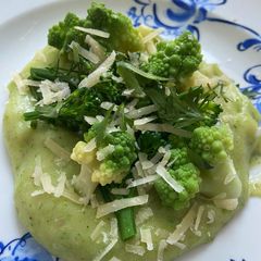 A picture of Broccoli, romanesco and potato - can be vegan.
