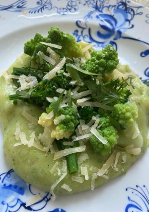 A picture of Broccoli, romanesco and potato - can be vegan.