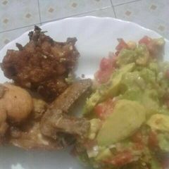 A picture of Deep fried chicken served with kachumbari.