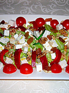Una foto de Ensalada "jorgette"con queso de cabra