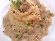 Una foto di linguine al pesce