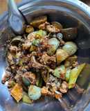 ผัดเผ็ดกบมะเขือเปราะ