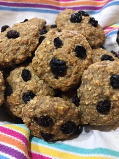 Una foto de Galletitas de banana, avena y coco ((sin manteca ni azúcar)) 🍌🍪 🥥