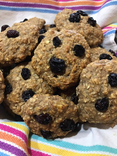 Una foto de Galletitas de banana, avena y coco ((sin manteca ni azúcar)) 🍌🍪 🥥