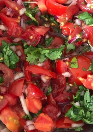 Une photo de Tomate, coriandre et citron vert