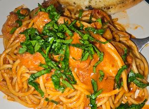 Una foto de Pasta con camarones a la diabla